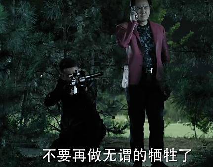 《人民的名義》原著小說有這么一段：趙瑞龍要找殺手殺了侯亮平，結(jié)果趙瑞龍的三姐發(fā)話：侯亮平要是死了趙瑞龍也要死!這就說明了大boss趙立春沒把握在侯死后的各方反應(yīng)中護(hù)住兒子趙瑞龍，因此，這就告訴了讀者，侯亮平的背景絕對(duì)不比趙立春差!