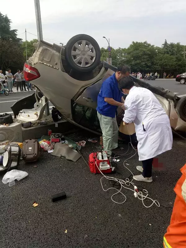 不值！小車(chē)四腳朝天司機(jī)身亡 死者只為偷幾罐奶粉