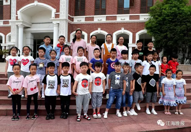  （一年級(jí)新生13對(duì)雙胞胎和初一新生4對(duì)雙胞胎一起合影。）