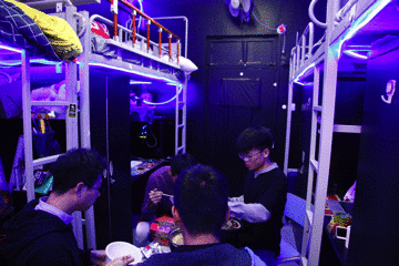 用人臉識(shí)別的技術(shù)，防火防盜防宿管。宿管一來(lái)，就可以自動(dòng)發(fā)起警報(bào)