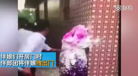 據(jù)澎湃新聞消息，近日廣東江門開平某村又現(xiàn)惡俗婚鬧。男方兄弟團(tuán)去接新娘的時候，先用彩帶對著姐妹團(tuán)狂噴，后來甚至有人用滅火器直接噴伴娘面部，害的伴娘差點被送進(jìn)醫(yī)院。