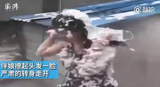 視頻中可以看到，雖然伴娘事先有穿雨衣防備，但在被伴郎團(tuán)圍攻時，雨衣被拔下，更過分的是，有人還用滅火器直接對著她的臉噴。后來伴娘好像是生氣了，撩起頭發(fā)一臉嚴(yán)肅的轉(zhuǎn)身走開。