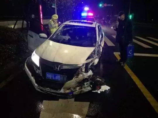 今天凌晨，杭州一對環(huán)衛(wèi)工夫婦被車撞進錢塘江