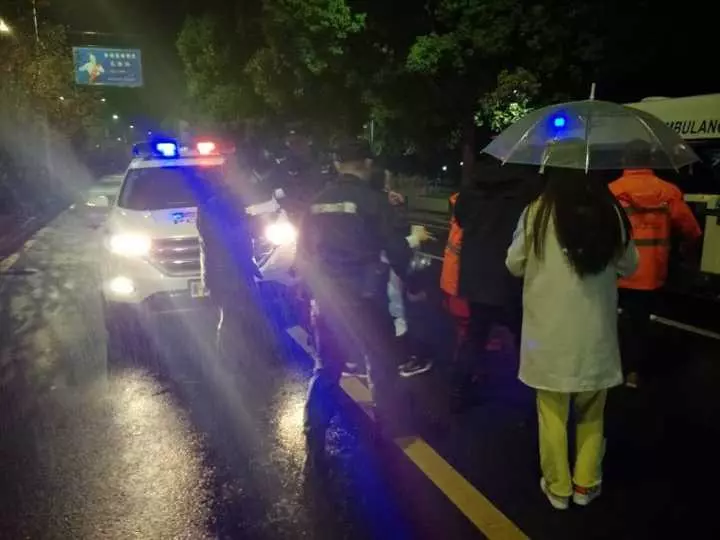 今天凌晨，杭州一對環(huán)衛(wèi)工夫婦被車撞進錢塘江