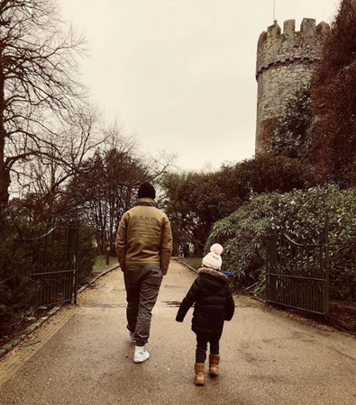 吳彥祖4歲女兒已經(jīng)超過(guò)爸爸的腰