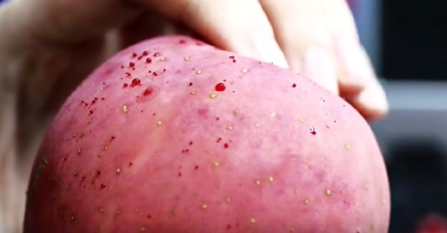 嚇懵！女子用熱水泡蘋果結(jié)果冒出血珠 咋回事？