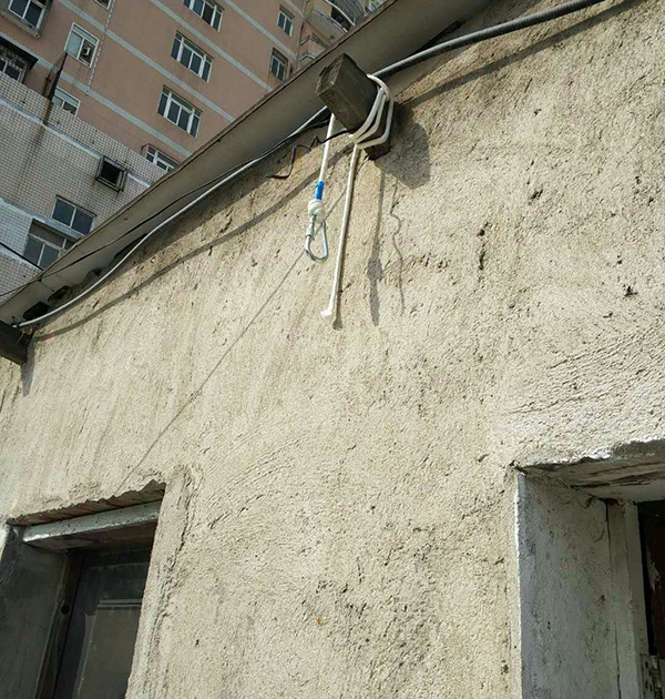 懸掛的登山繩子和房梁。