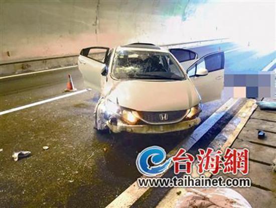 小車在龍巖高速隧道內(nèi)翻車，擋風玻璃脫落。 臺海網(wǎng) 圖