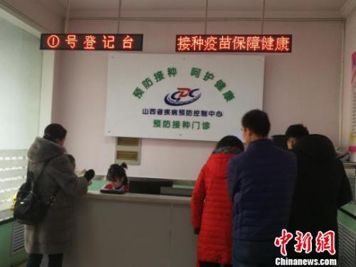 當日，山西省疾病預防控制中心門診部擠滿了前來接種和咨詢四價宮頸癌疫苗的女性。 范麗芳 攝