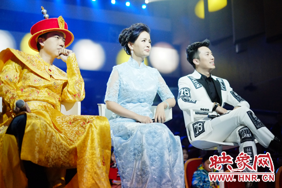 當晚產生的冠亞軍，陳琨（中）、劉雯（右）、郭嘉寧