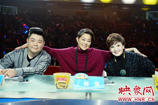 三位坐鎮(zhèn)評委倪萍（中）、柯以敏（右）和毛子哥