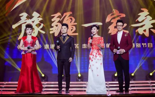 主持人：白燕升、龐曉戈、關(guān)楓、熱娜·古麗（從右到左）