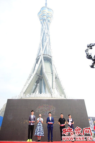 “擂響中國(guó)”全國(guó)戲迷擂臺(tái)賽在中原福塔舉辦海選活動(dòng)