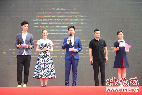 電視臺(tái)主持人與電臺(tái)主播搭檔主持，讓人耳目一新