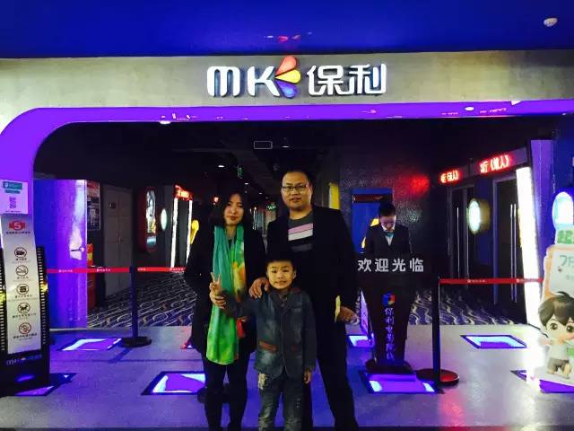 再來看兩個萌娃，表情都好有戲！