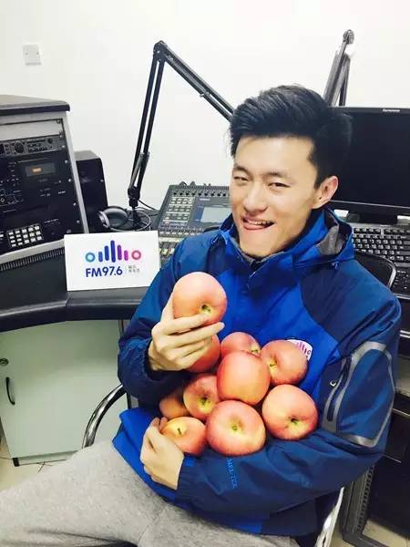 要不你跟我一身裸吧？來(lái)嘛來(lái)嘛……