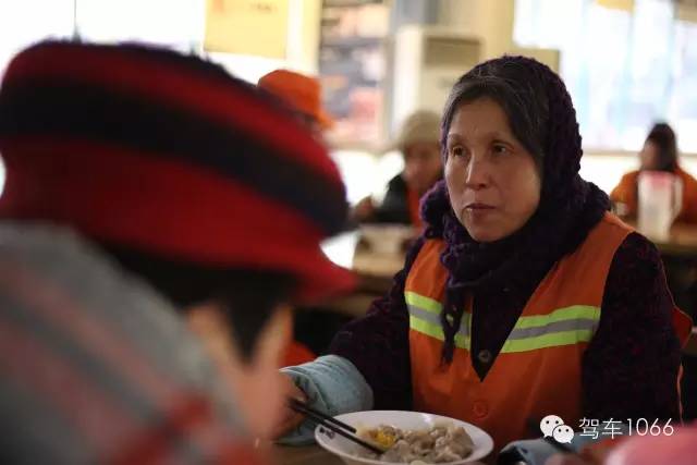 部分環(huán)衛(wèi)工在下班后來到76人老燴面吃到熱乎乎的餃子。