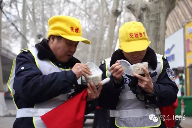 1066小分隊和志愿者來到金水路文化路，給這里執(zhí)勤的交警和協管送去暖心餃子。