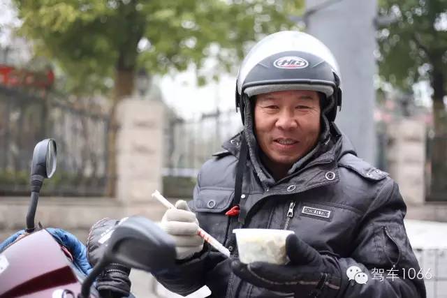 1066小分隊來到紫荊山（摩的司機、出租車司機、市民)，給他們送去餃子。