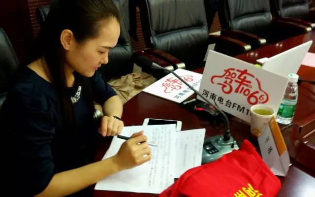 這一環(huán)節(jié)由我們1066的人氣美女主播子楊主持，認真的子楊是不是超級美麗呢。