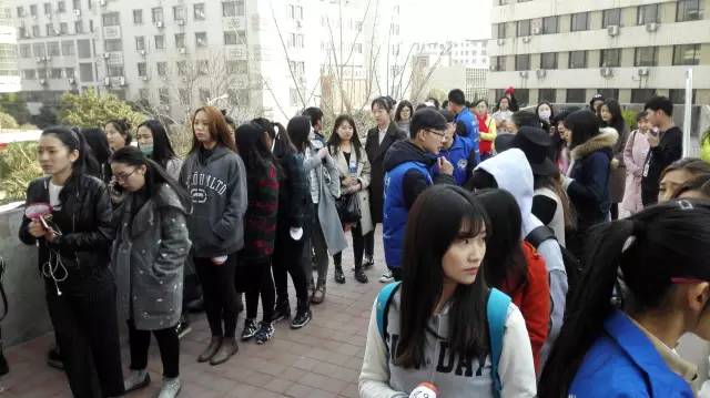 還沒開始時大家已經(jīng)開始有序排隊了，棒棒噠！