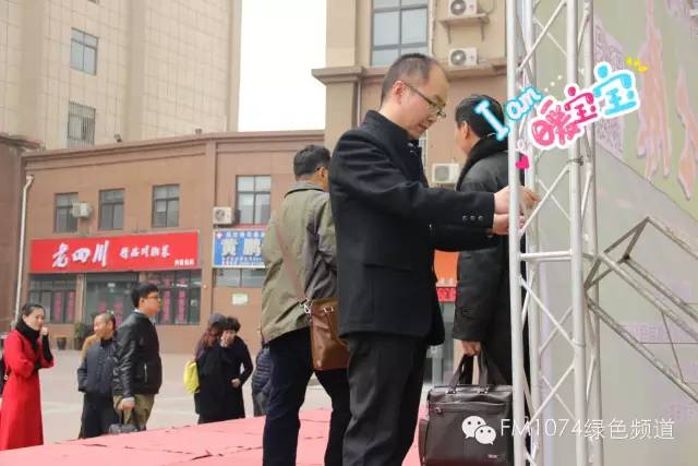 寒江副總監(jiān)親力親為，事無巨細(xì)。偶像真是暖暖惹人愛呢！