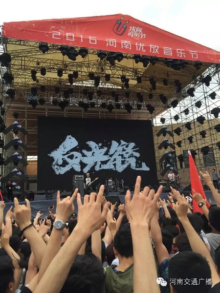 這么多朋友！默契的舉著一個手勢！