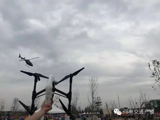 你以為音樂節(jié)只有音樂嗎？交廣號和無人機也在哦，看見它就揮揮手吧！