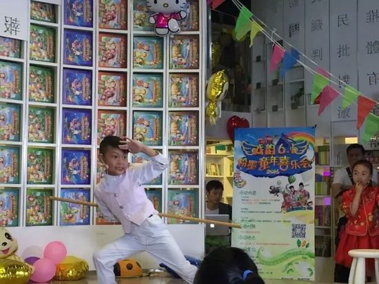 “梨園春”明星小擂主李宗書演唱豫劇《朝陽溝》選段，還表演了自己的拿手好戲——猴戲