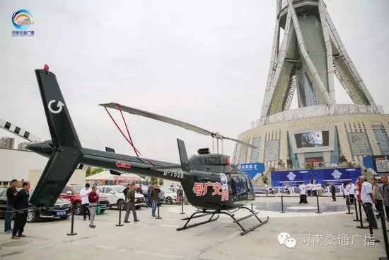 張貼著愛(ài)心助考車貼的“交廣號(hào)”直升機(jī)也同時(shí)起飛，共同開(kāi)啟了今年的愛(ài)心助考之旅。