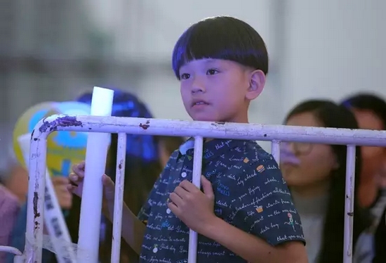 正是你們的笑容，才讓我們有了繼續(xù)前行的動力，哪怕風(fēng)雨兼程。