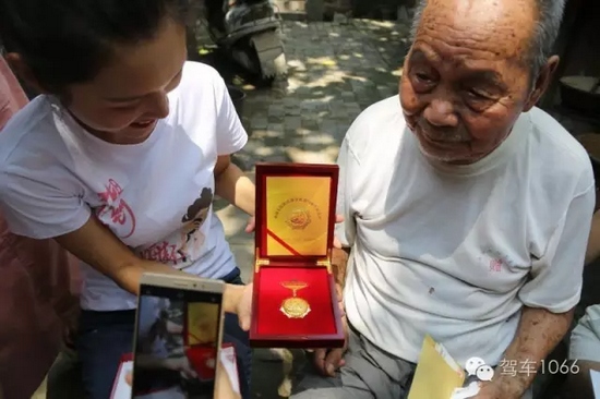 老兵聽(tīng)不到我們?cè)谡f(shuō)什么，今年98了。