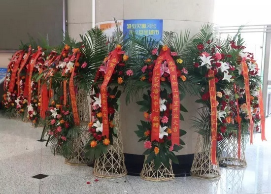 “月陽(yáng)工作室”團(tuán)隊(duì)成員、戲曲志愿者及社會(huì)各界送來(lái)的祝福花籃