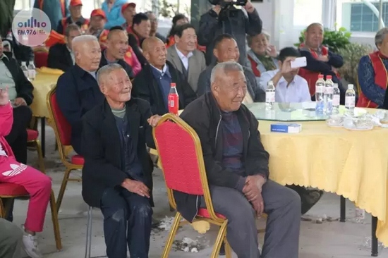 臺(tái)上展風(fēng)采，臺(tái)下笑開懷