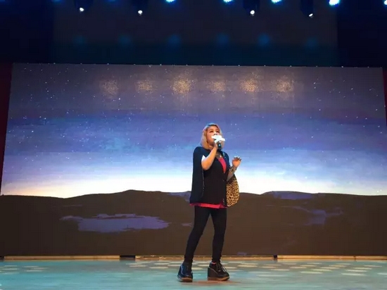 聽傅薇繼續(xù)演唱《對(duì)愛渴望》