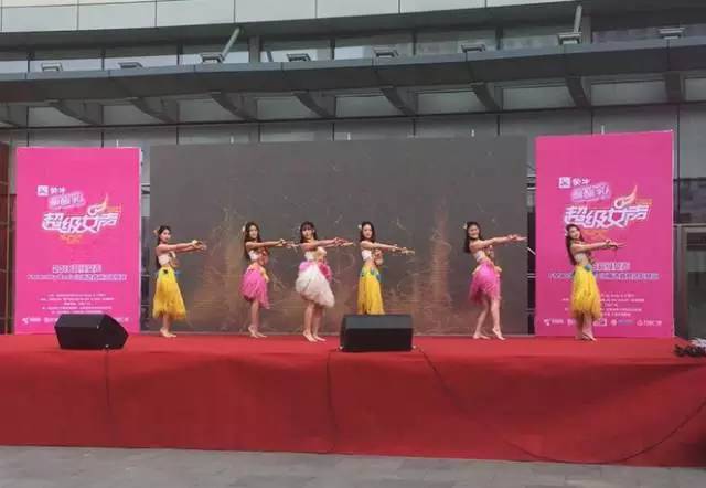 伴隨著舞蹈演員們的開(kāi)場(chǎng)，比賽在上午10點(diǎn)半正式拉開(kāi)序幕