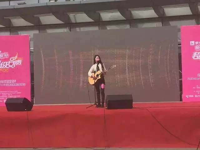 第一位自彈自唱的女生，魅力無(wú)法阻擋！