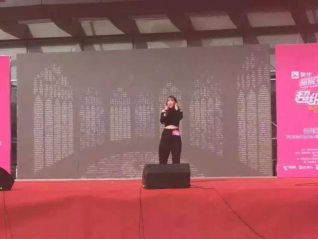 這pose一看就是在飆高音，猜猜看她唱的是哪首歌？