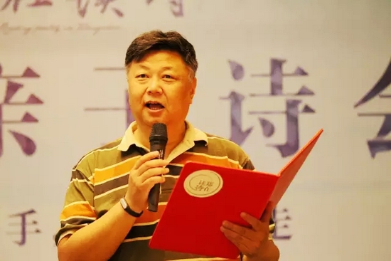 第一個(gè)節(jié)目便是重磅，大象融媒·欣欣象融網(wǎng)絡(luò)科技公司董事長(zhǎng)魏峰帶來沈浩波的作品《在夏天時(shí)想起秋天》