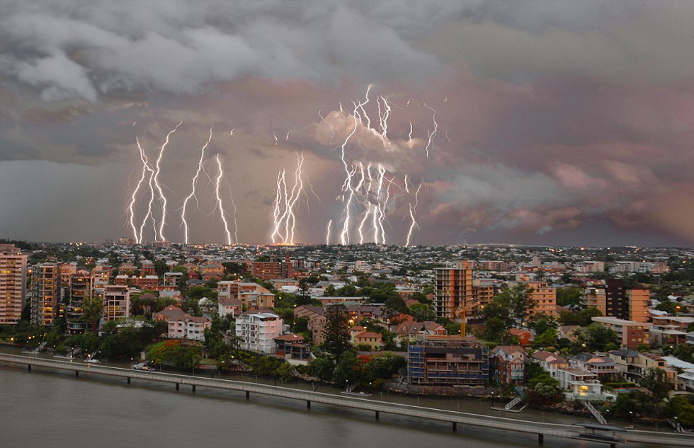 超10萬次雷電襲擊布里斯班 電光沖天場(chǎng)面震撼