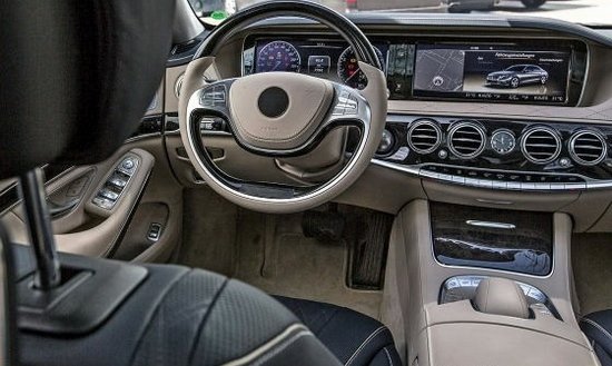 奔馳全新一代S級(jí)的兩幅式方向盤 奔馳全新一代S級(jí)的兩幅式方向盤