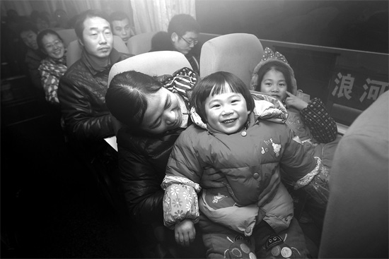 坐上愛心大巴，乘客滿臉喜悅