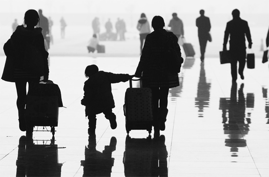 昨日，鄭州東站，一名孩子拉著媽媽和包裹快樂地奔走在春運的途中