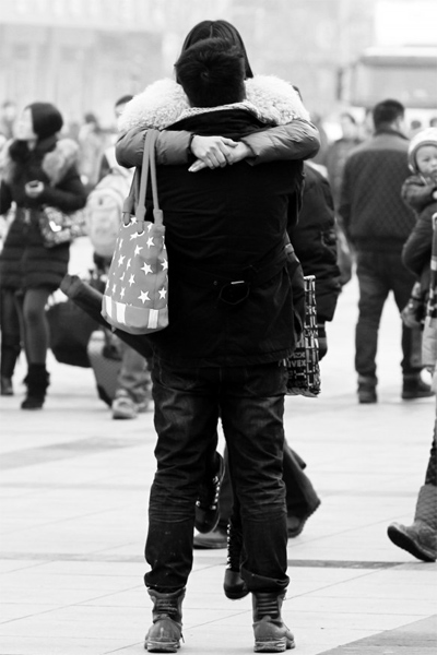 浪漫的情侶，離別時不忘激情擁抱