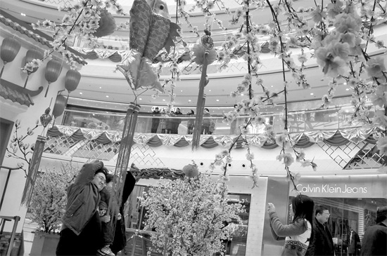 春節(jié)七天假，逛商場(chǎng)成了很多市民的度假方式