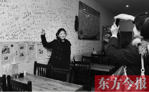 東方今報“一碗面的溫暖”還在延續(xù)，媒體和愛心人士的吃面接力熱情不減。