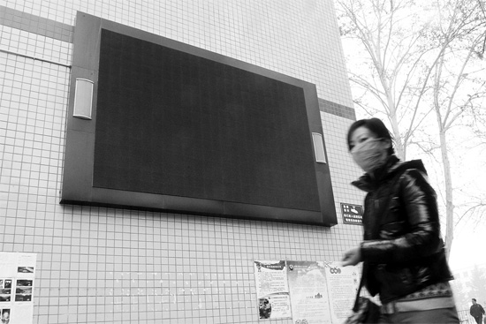 教育部下發(fā)通知，不僅要求學(xué)校引導(dǎo)學(xué)生勤儉節(jié)約，學(xué) 校也要節(jié)約辦公。昨天是開(kāi)學(xué)第一天，鄭州市39中校園