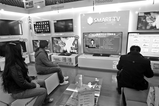 5日，鄭州市的家電賣場里，網(wǎng)絡(luò)電視正在同步直播兩會報道 東方今報記者張培方攝