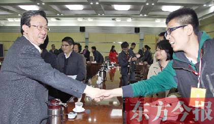 4月22日，省委書記、省人大常委會主任郭庚茂和“聚焦中博·河南行”中部六省媒體采訪團成員親切握手