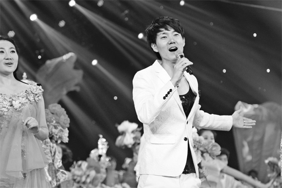 在青歌賽頒獎盛典上，王晰的超炫男低音再次引爆全場
